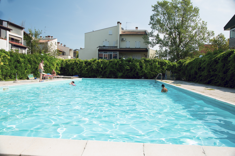 Lido di Spina appartamenti in vendita ; ampio bilocale in residence con piscina