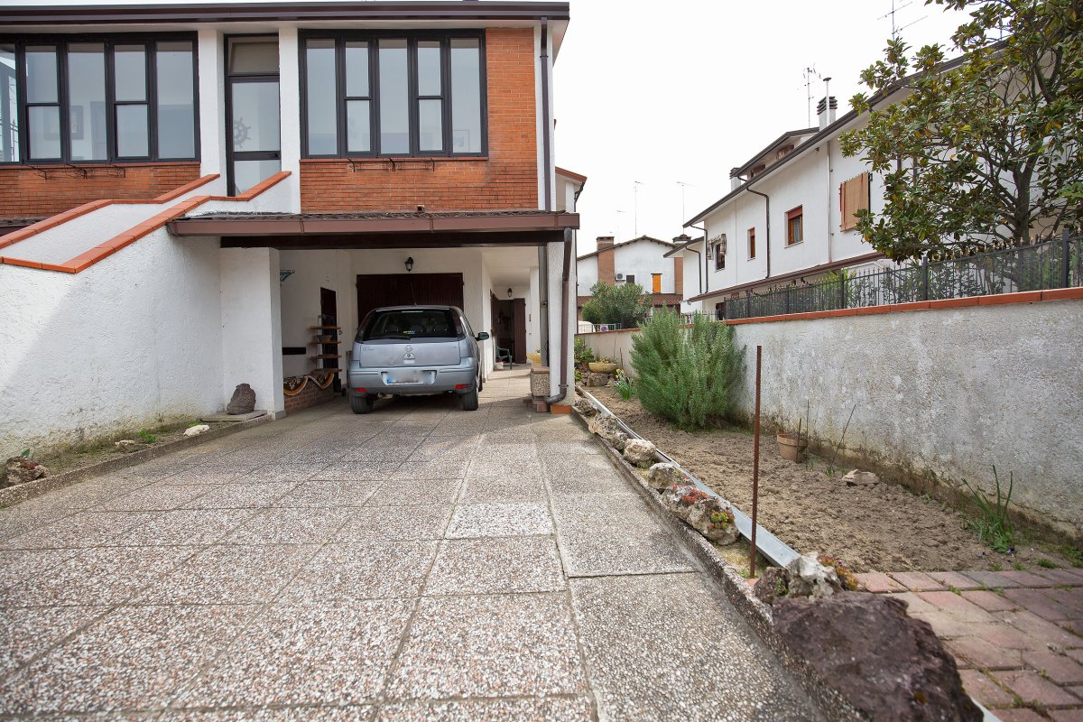 Lido degli Estensi  vendiamo casa residenziale.