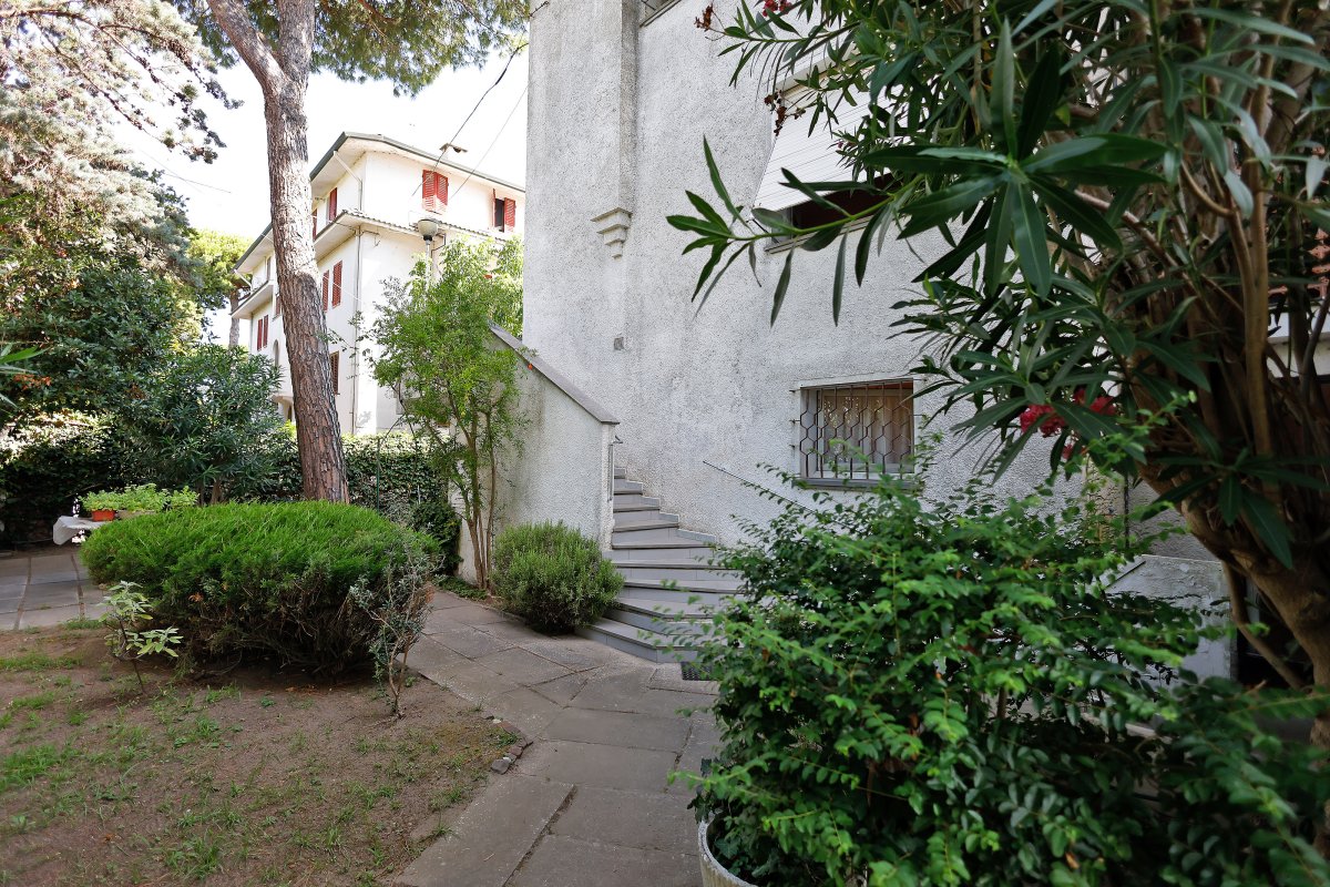 Lido di Spina zona centro,  vendesi villa cielo/terra; 3 camere da letto, doppi servizi